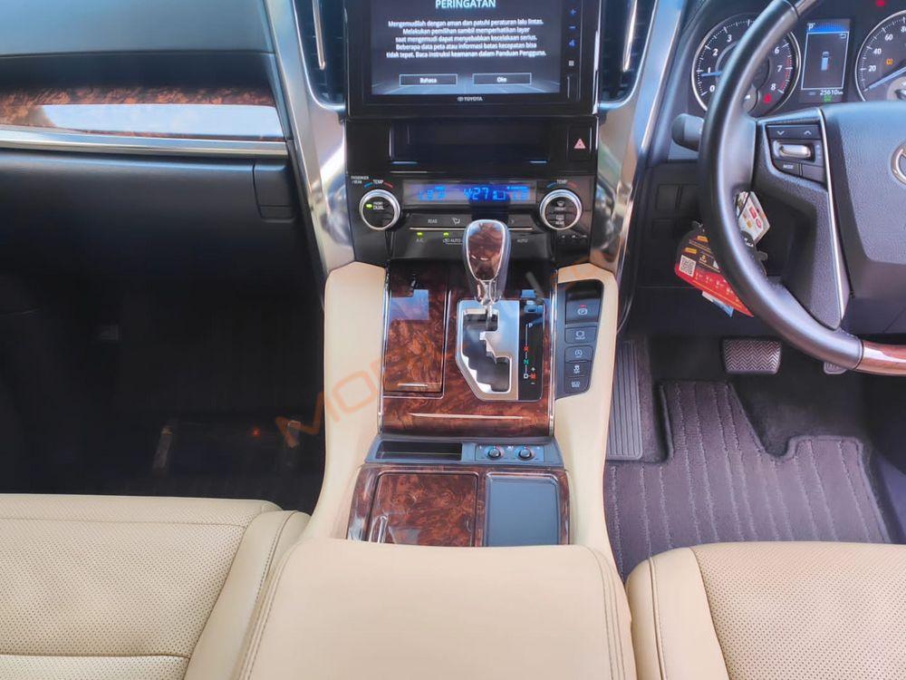 Mobil Toyota Alphard 2022