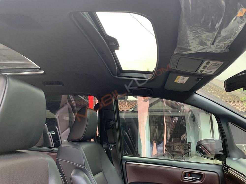 Mobil Toyota Voxy 2018