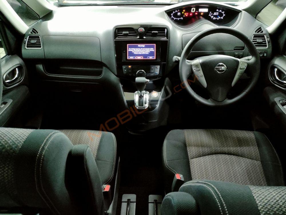Mobil Nissan Serena 2016