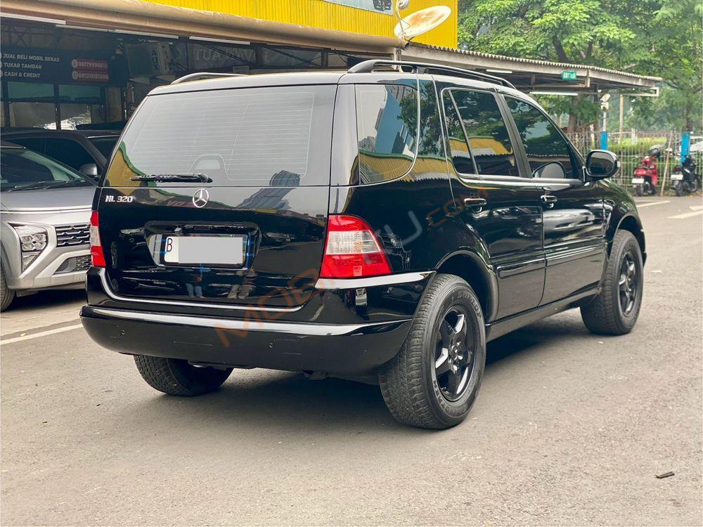 Mobil Mercedes-Benz ML 2002