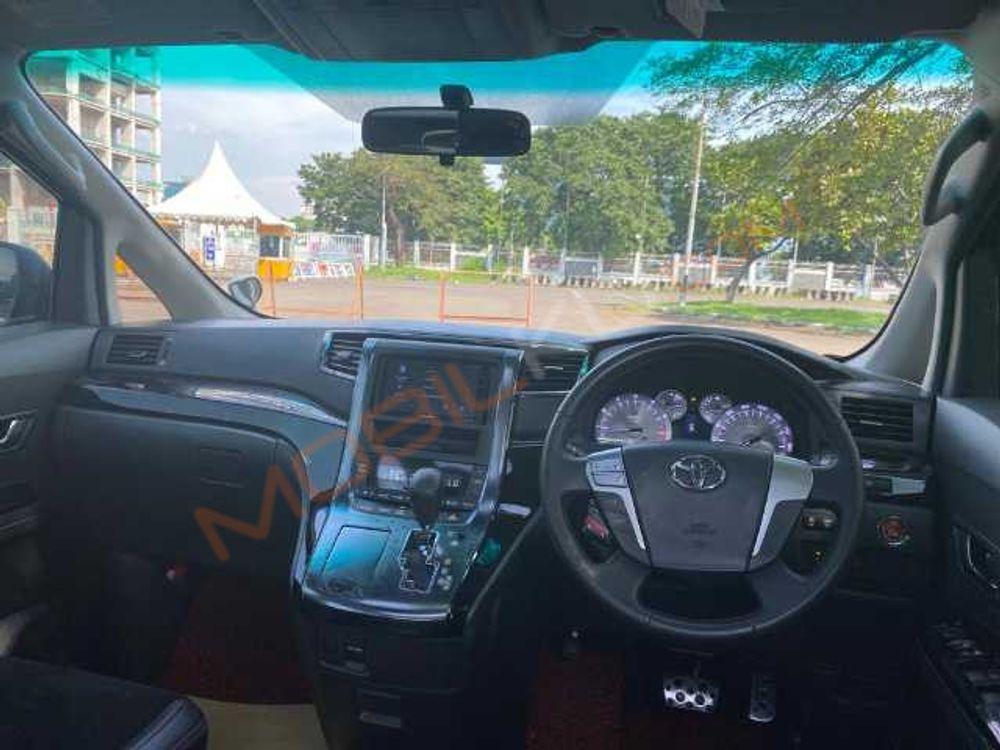 Mobil Toyota Alphard 2013