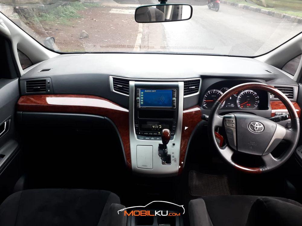 Mobil Toyota Vellfire 2009