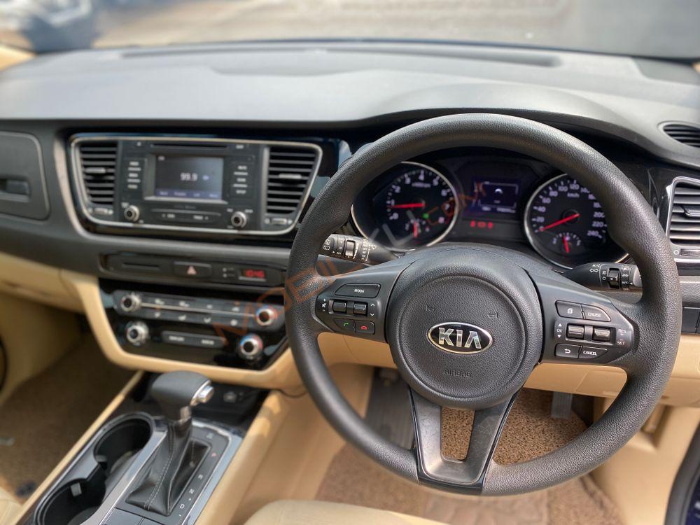 Mobil Kia Sedona 2017