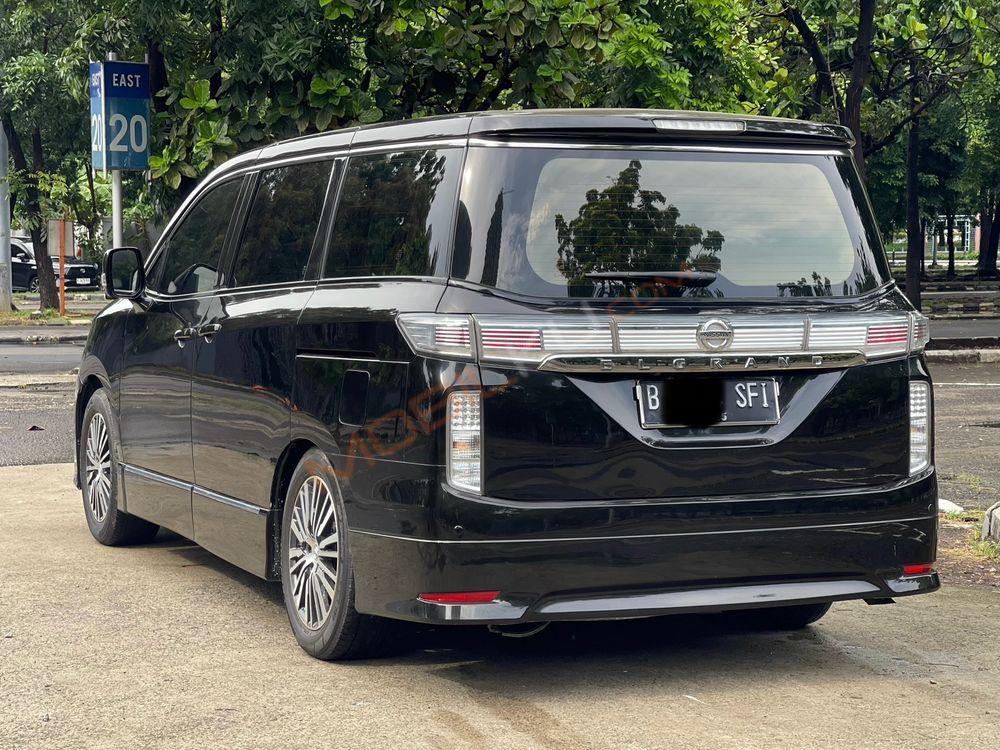 Mobil Nissan Elgrand 2013