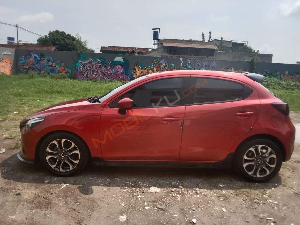 Mobil Mazda 2 Hatchback 2015