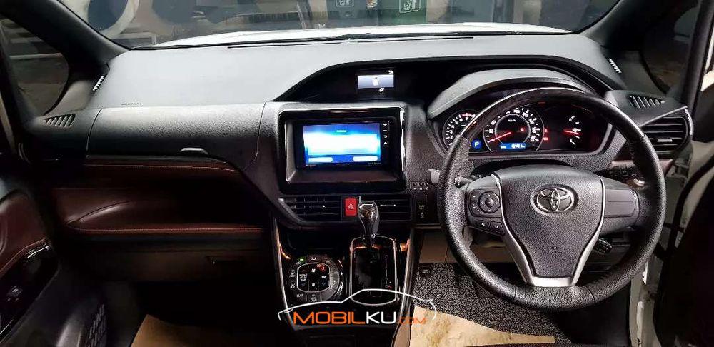 Mobil Toyota Voxy 2018