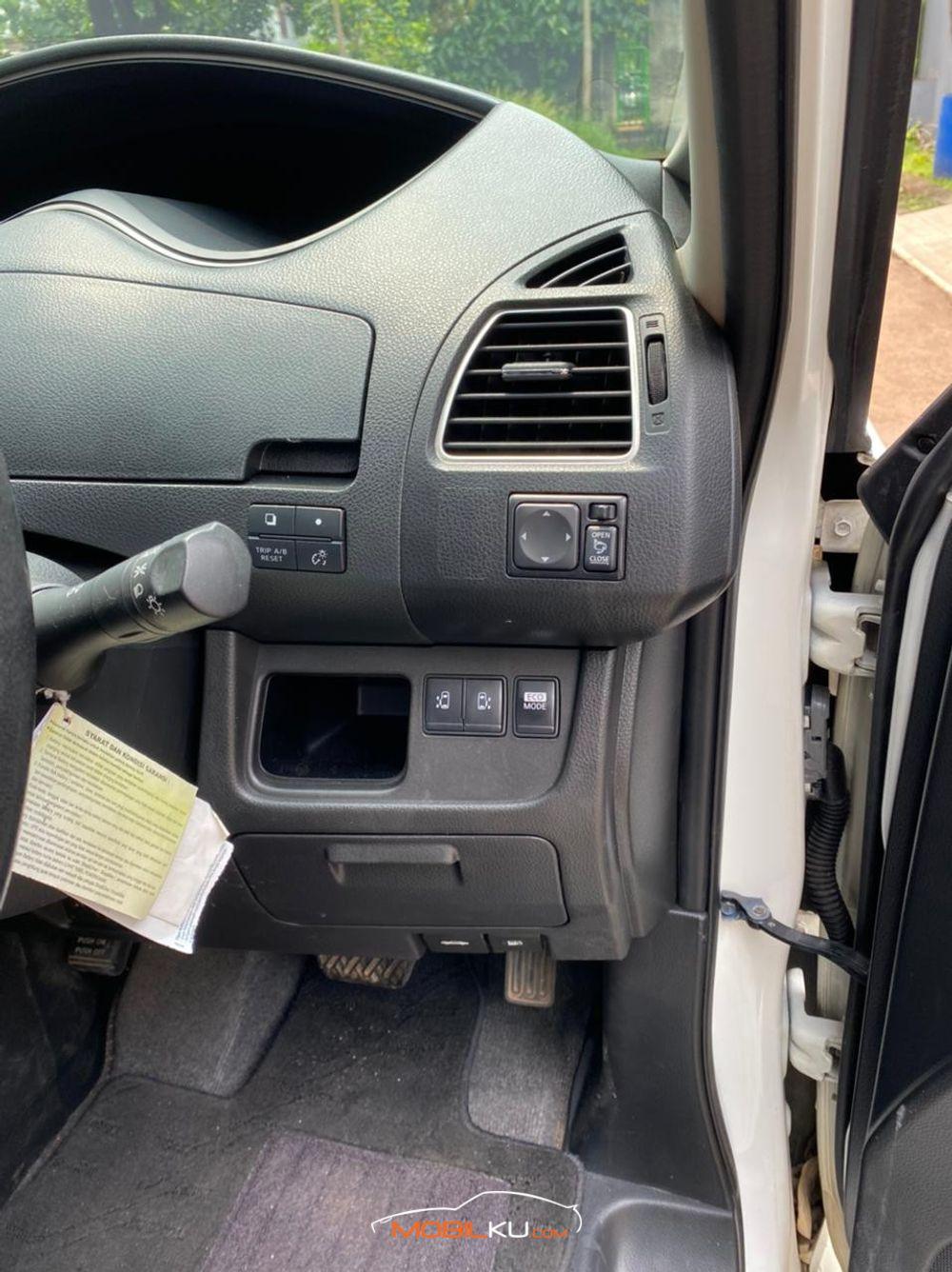 Mobil Nissan Serena 2013