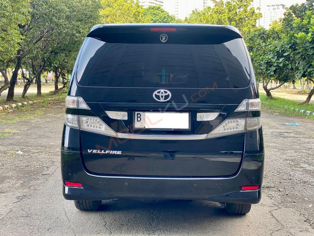 Mobil Toyota Vellfire 2010