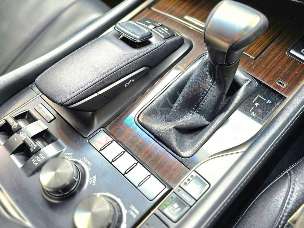 Mobil Lexus LX 2018