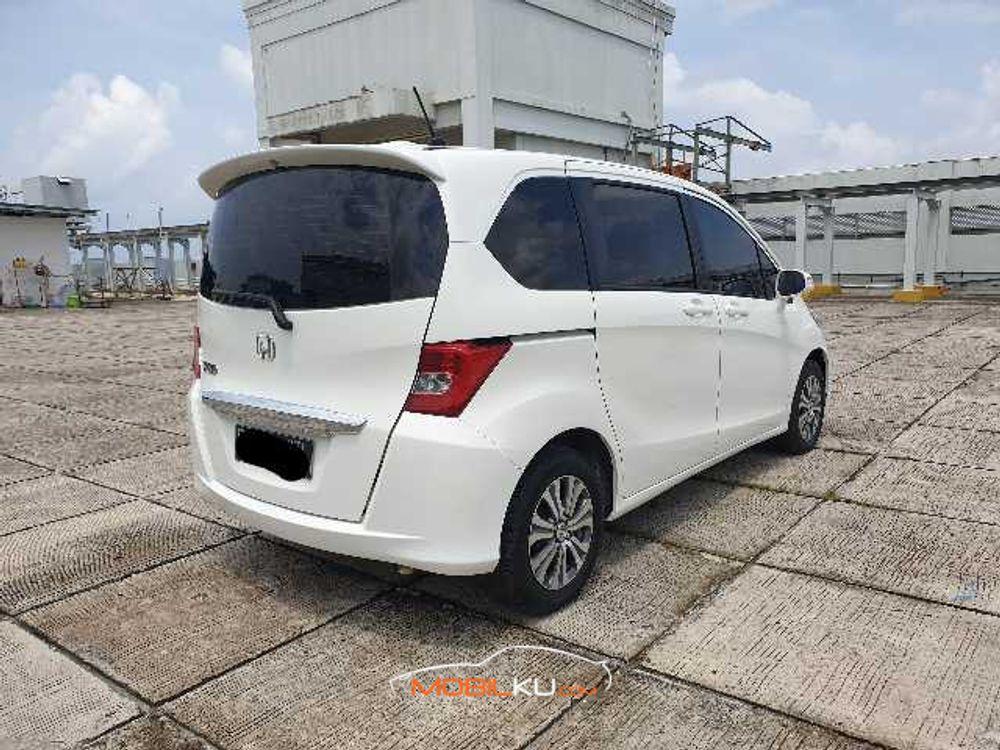 Mobil Honda Freed 2013