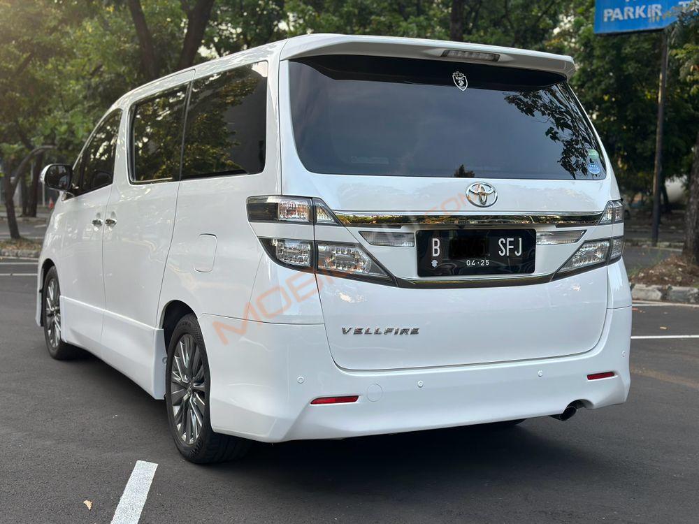 Mobil Toyota Vellfire 2015