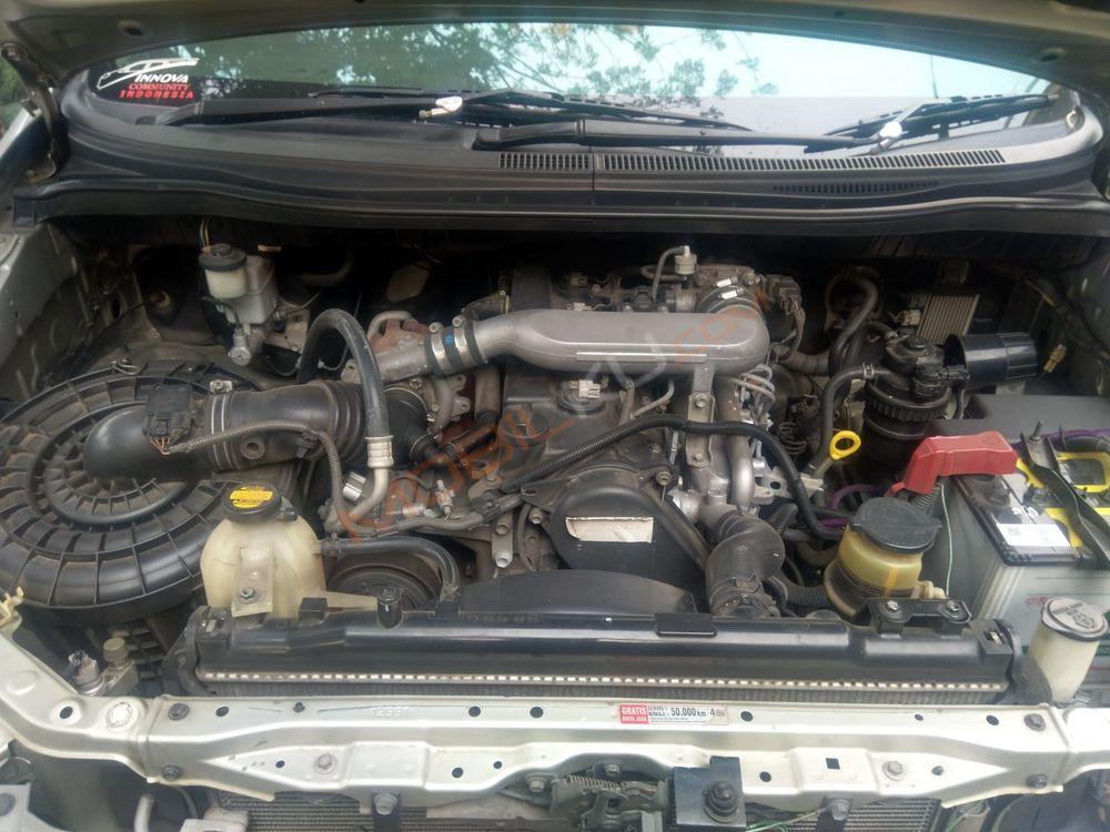 Mobil Toyota Kijang Innova 2013