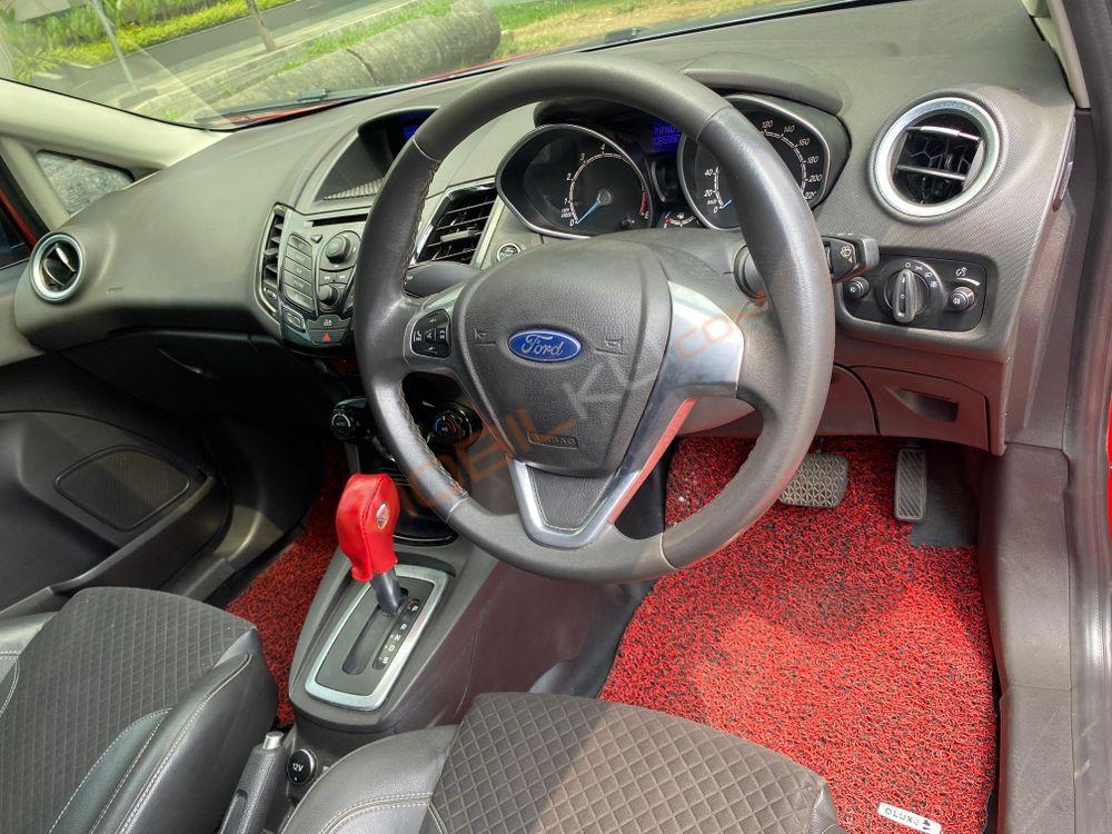 Mobil Ford Fiesta 2013