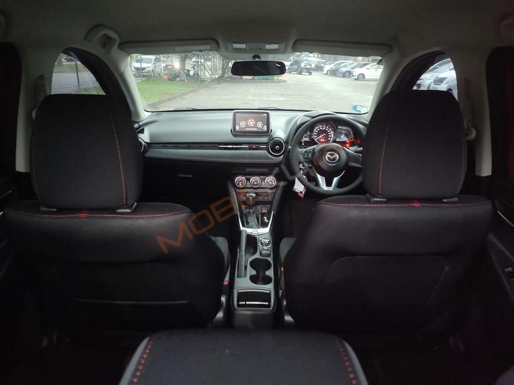 Mobil Mazda 2 Hatchback 2015