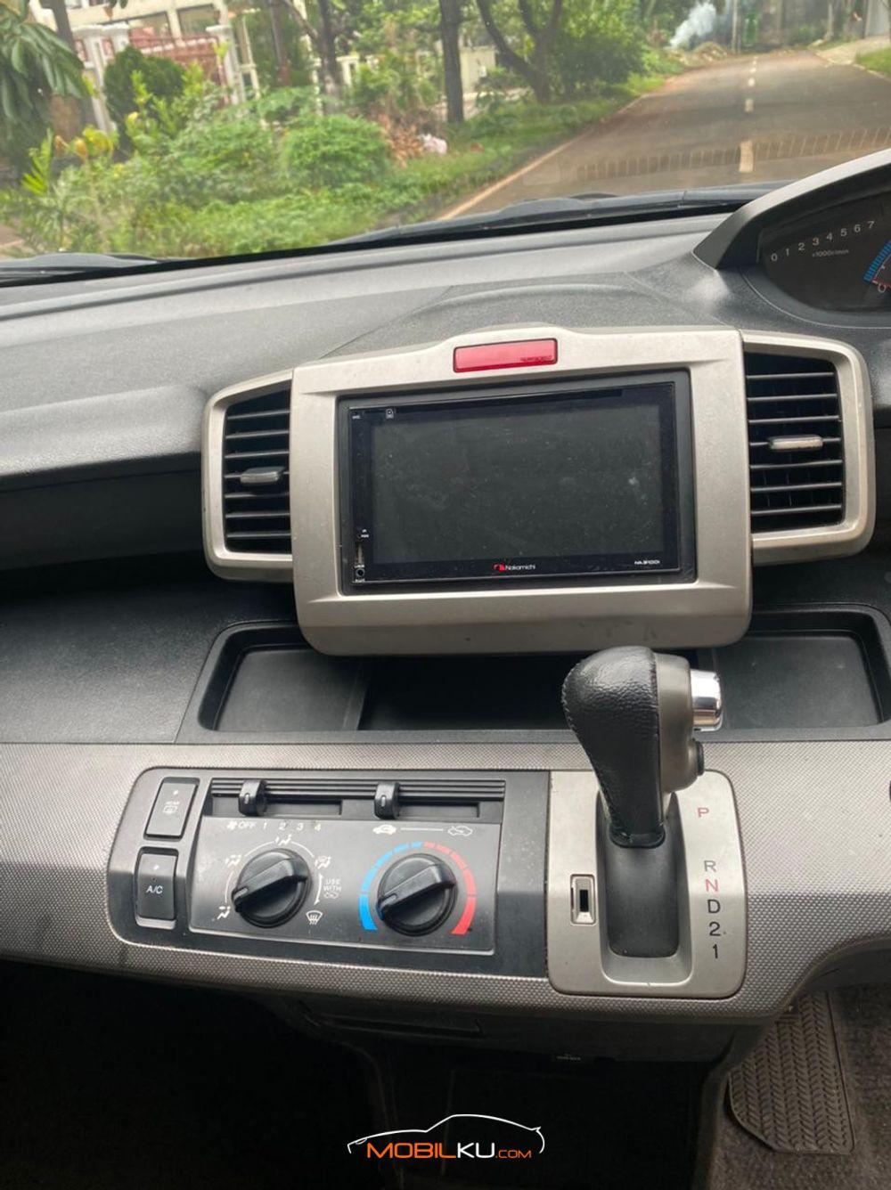 Mobil Honda Freed 2010