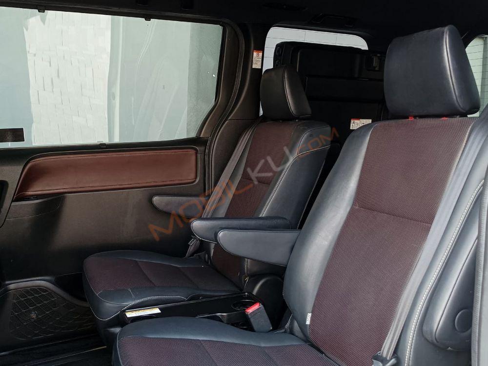 Mobil Toyota Voxy 2019