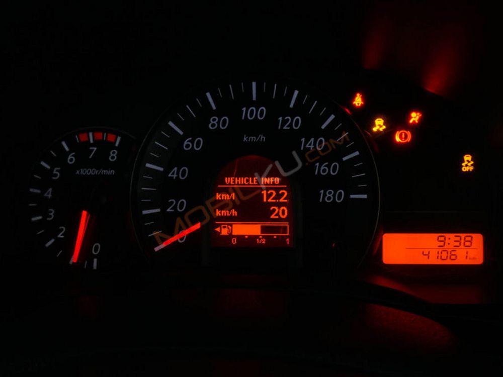 Mobil Nissan March 2014