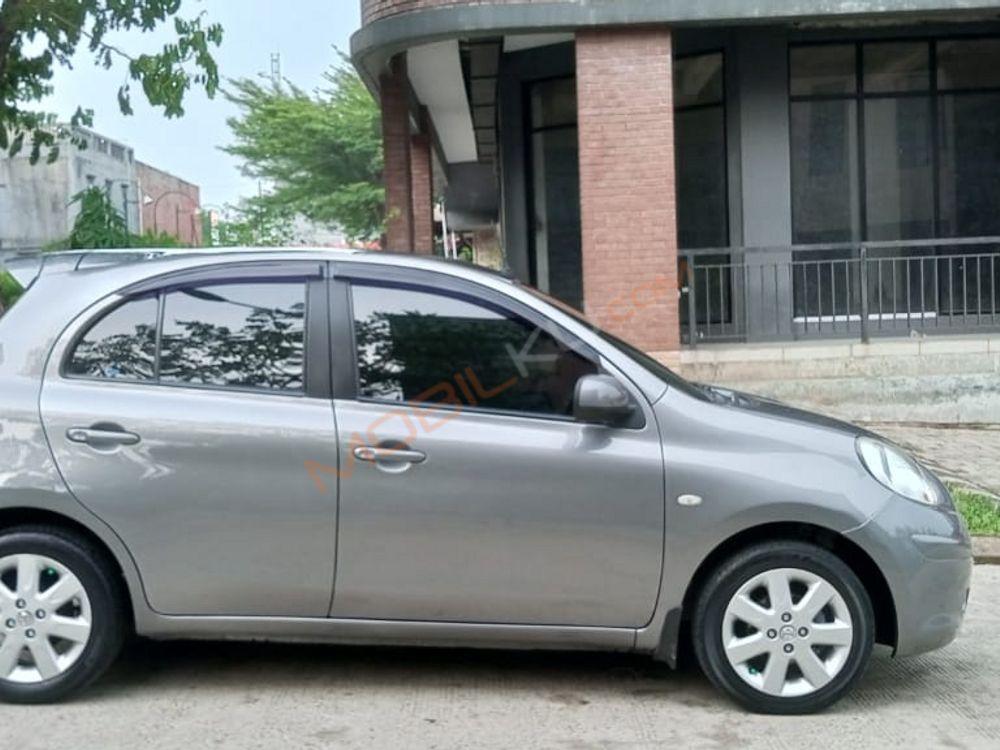 Mobil Nissan March 2012