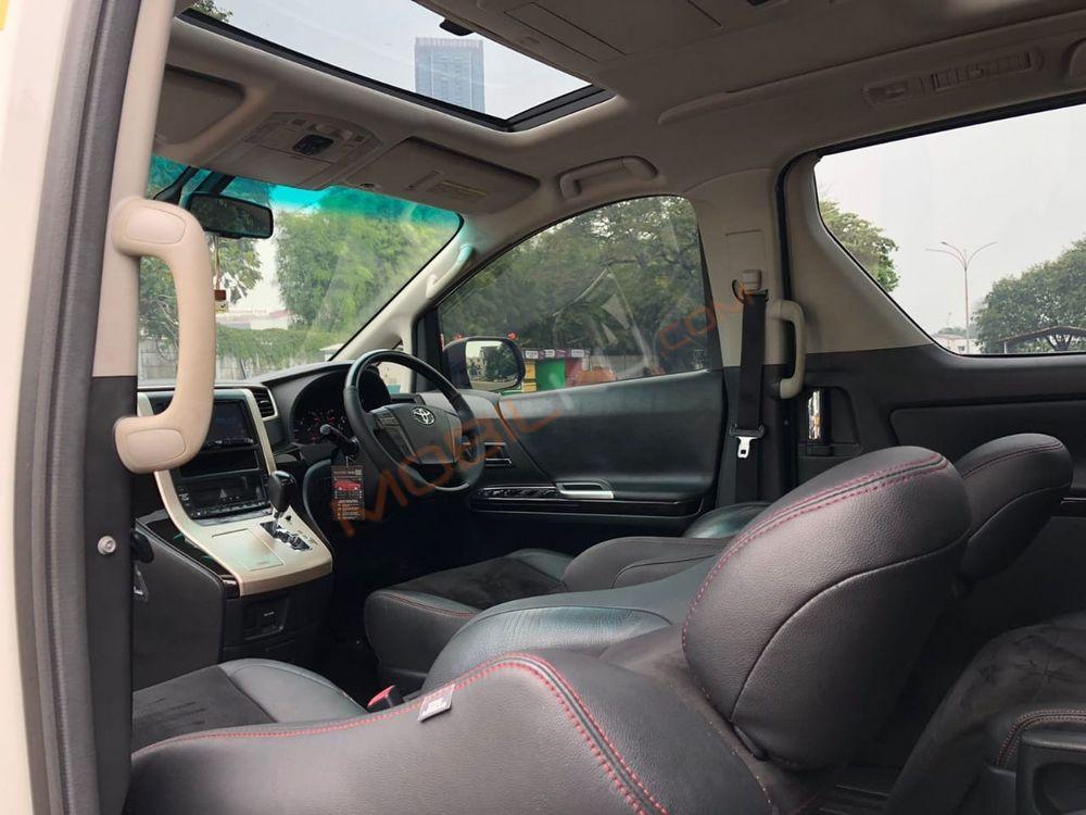 Mobil Toyota Vellfire 2013