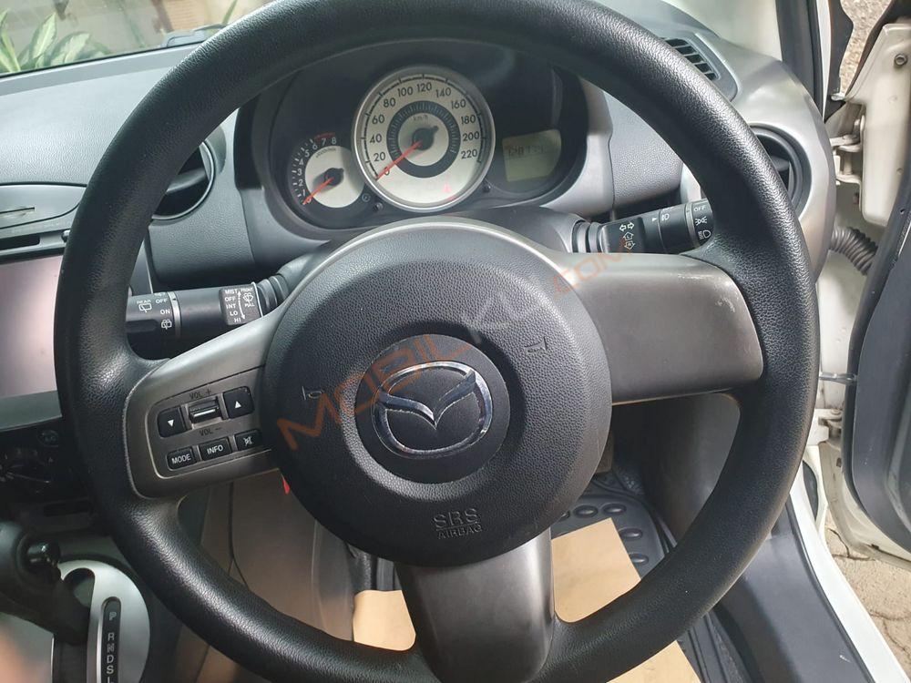 Mobil Mazda 2 Hatchback 2011