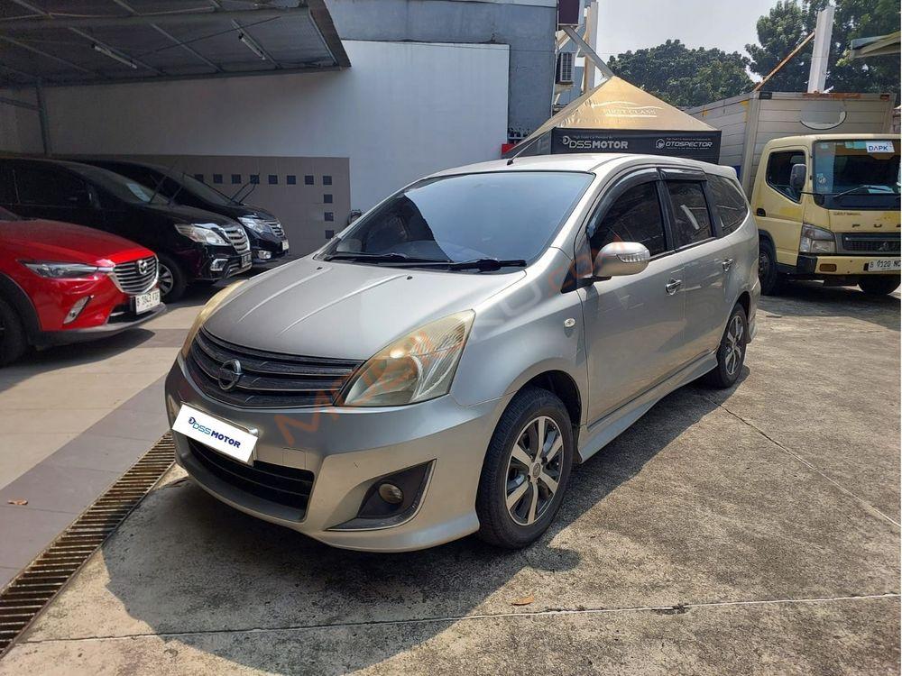 Mobil Nissan Grand Livina 2013