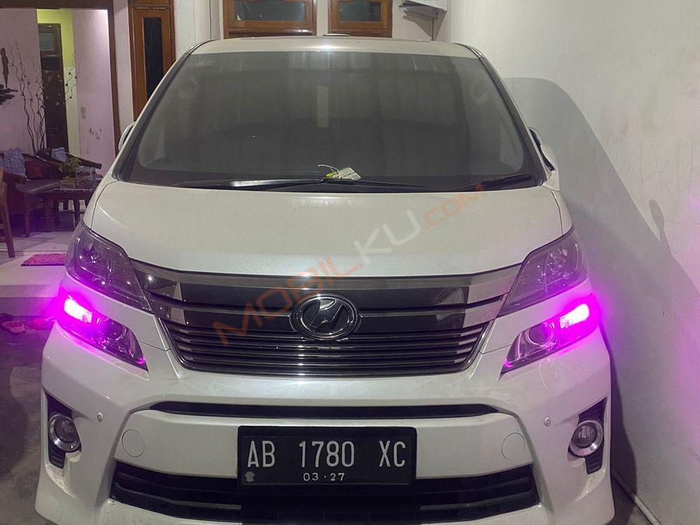 Mobil Toyota Vellfire 2012