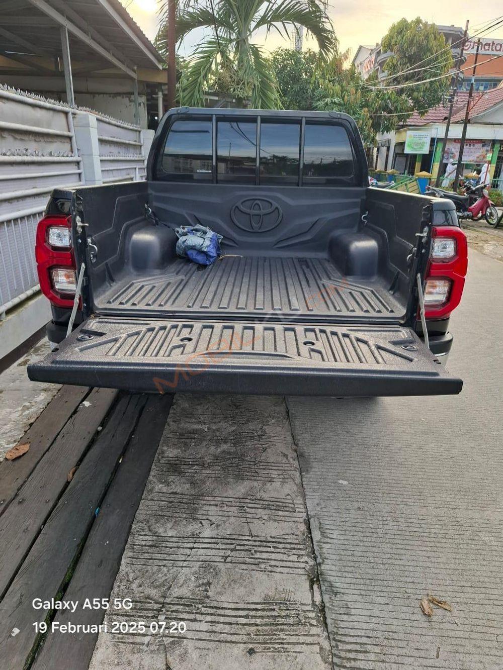 Mobil Toyota Hilux 2020