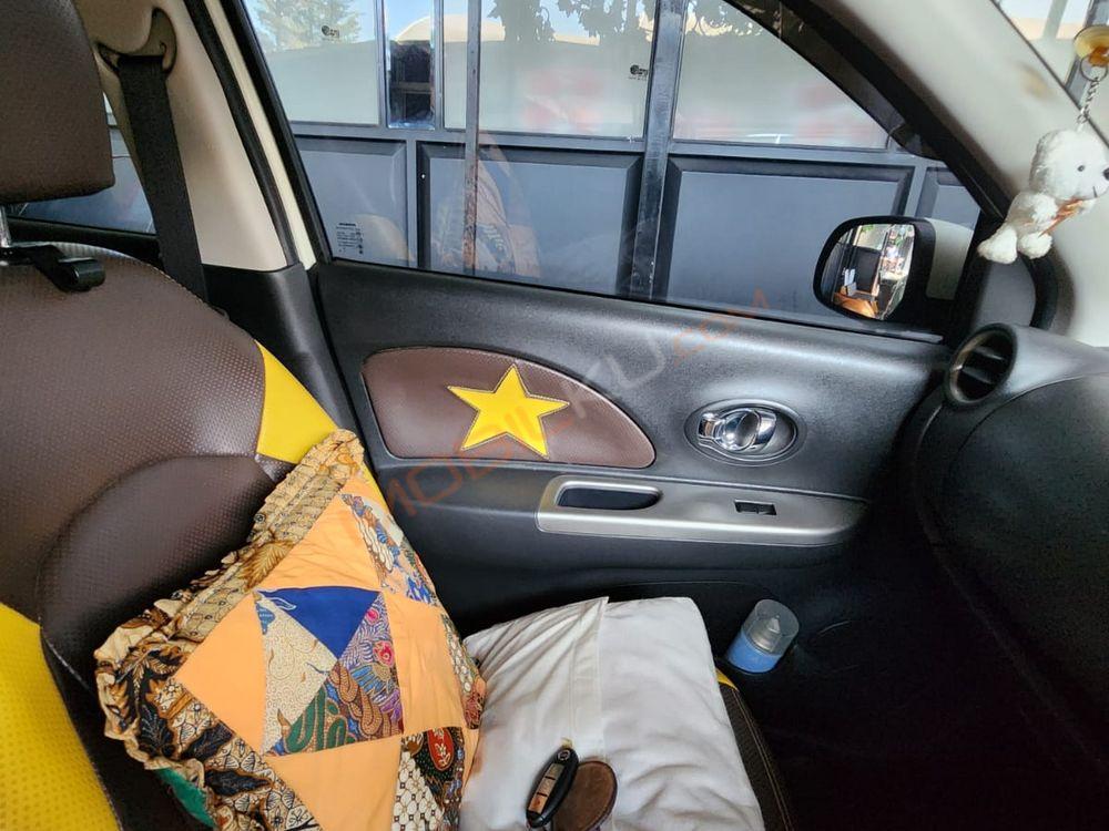 Mobil Nissan March 2016