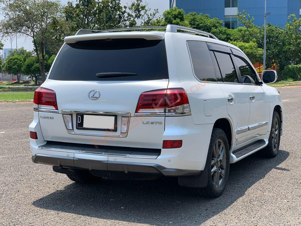 Mobil Lexus LX 2014