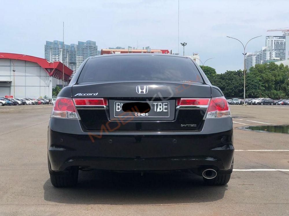 Mobil Honda Accord 2011