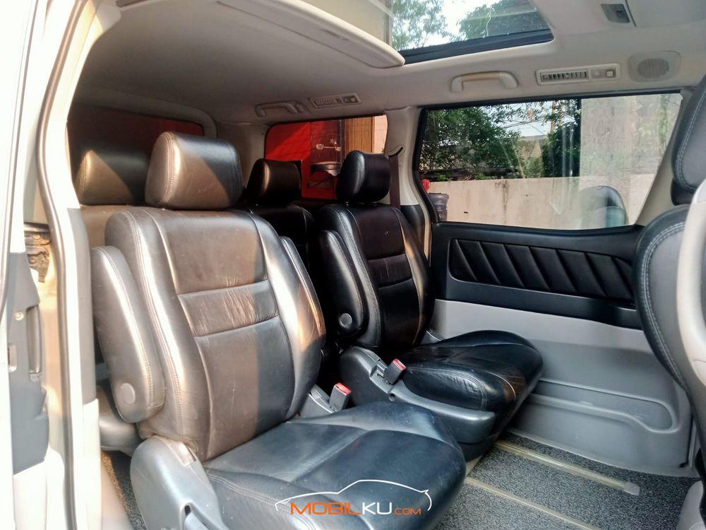 Mobil Toyota Alphard 2005