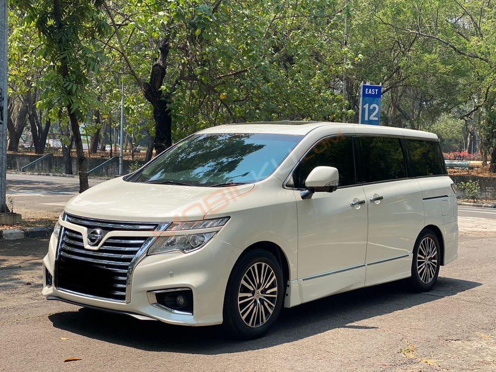 Mobil Nissan Elgrand 2014