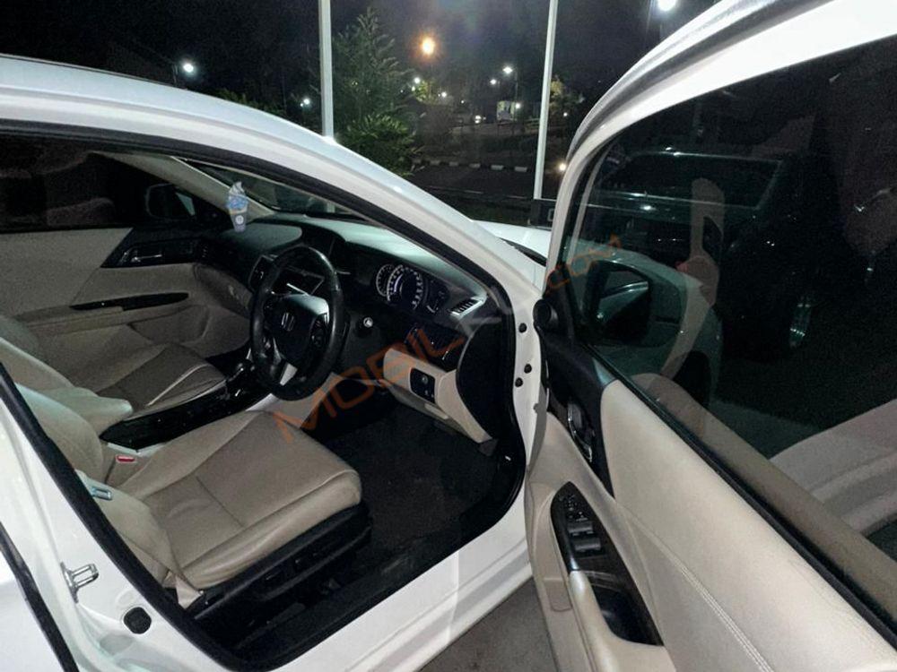 Mobil Honda Accord 2015