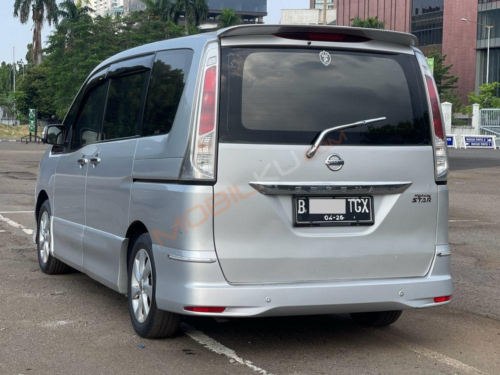 Mobil Nissan Serena 2013