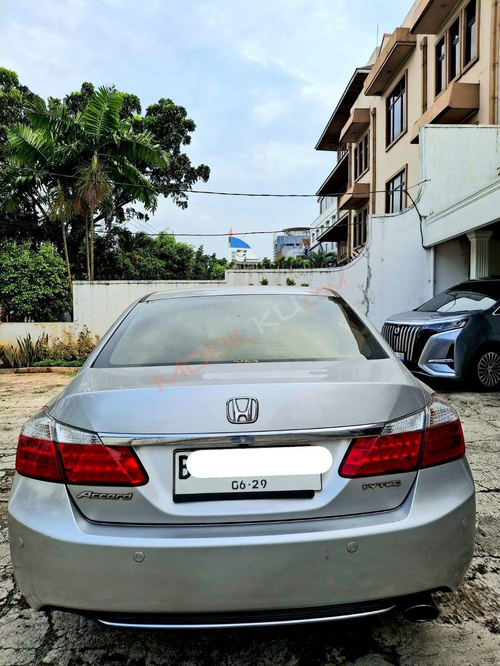 Mobil Honda Accord 2014