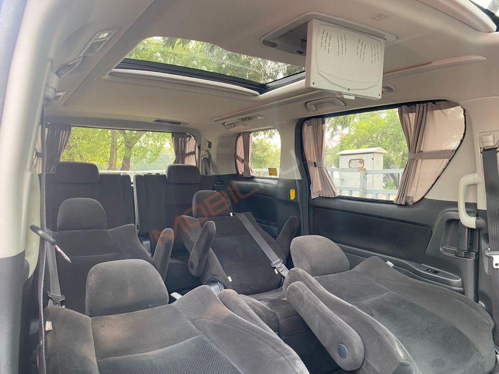 Mobil Toyota Alphard 2011