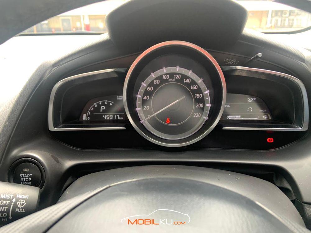 Mobil Mazda 2 Hatchback 2016