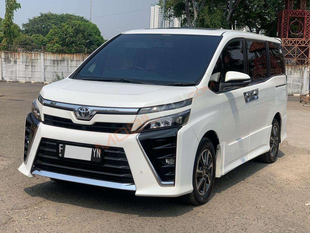 Mobil Toyota Voxy 2019