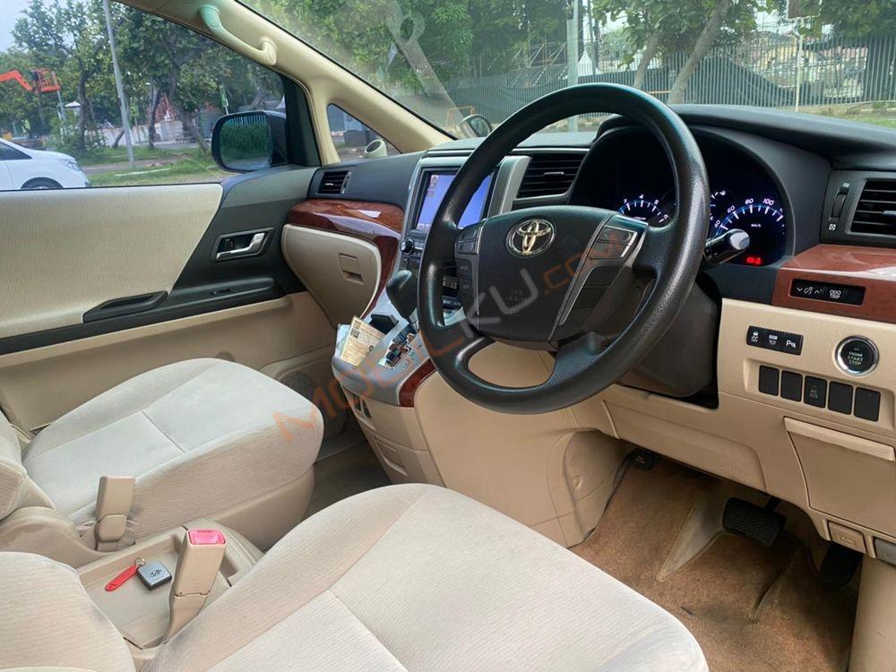 Mobil Toyota Alphard 2009