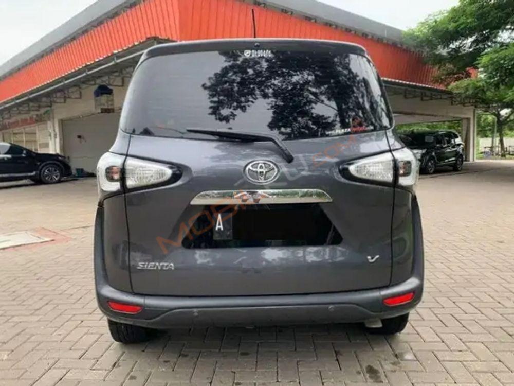 Mobil Toyota Sienta 2018