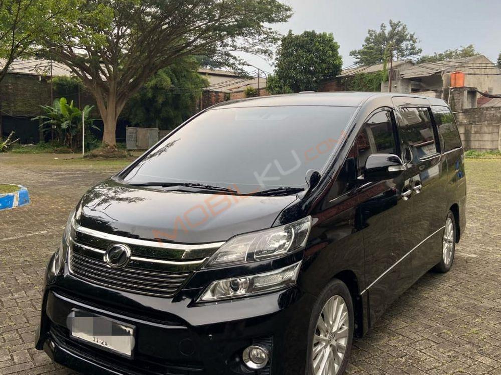 Mobil Toyota Vellfire 2014