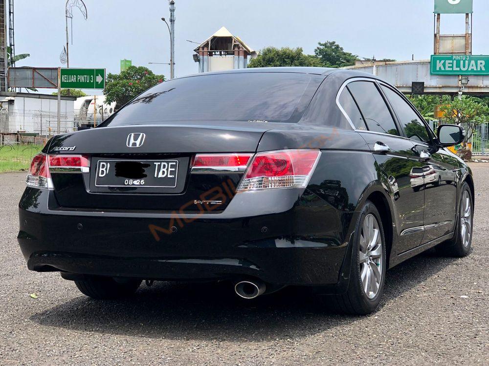 Mobil Honda Accord 2011