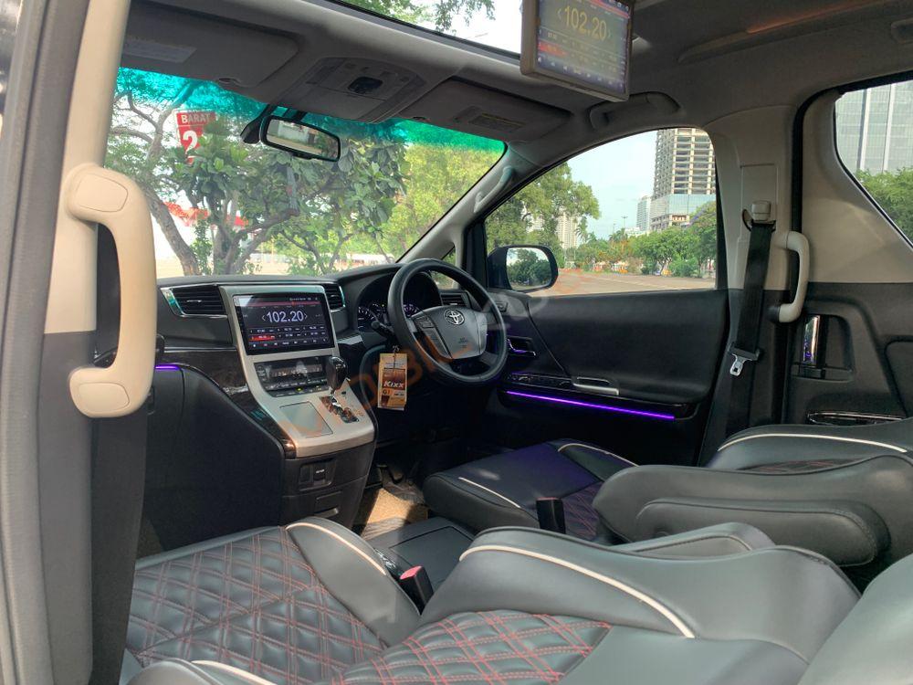 Mobil Toyota Vellfire 2013