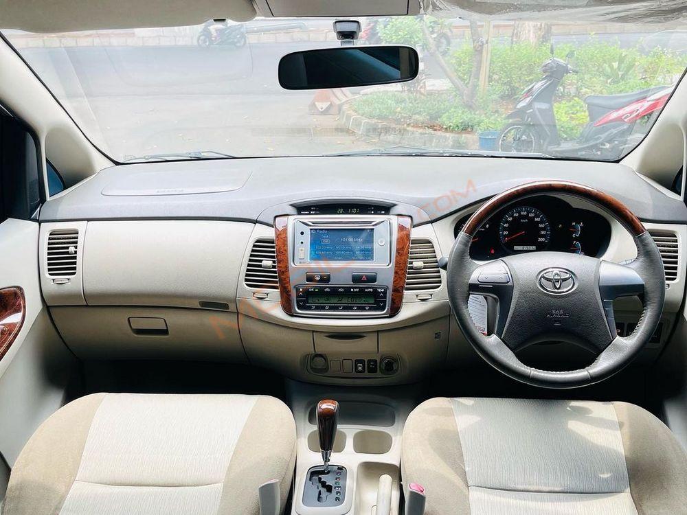 Mobil Toyota Kijang Innova 2014