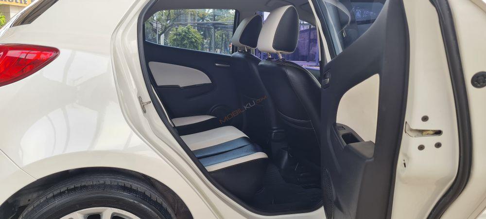 Mobil Mazda 2 Hatchback 2013