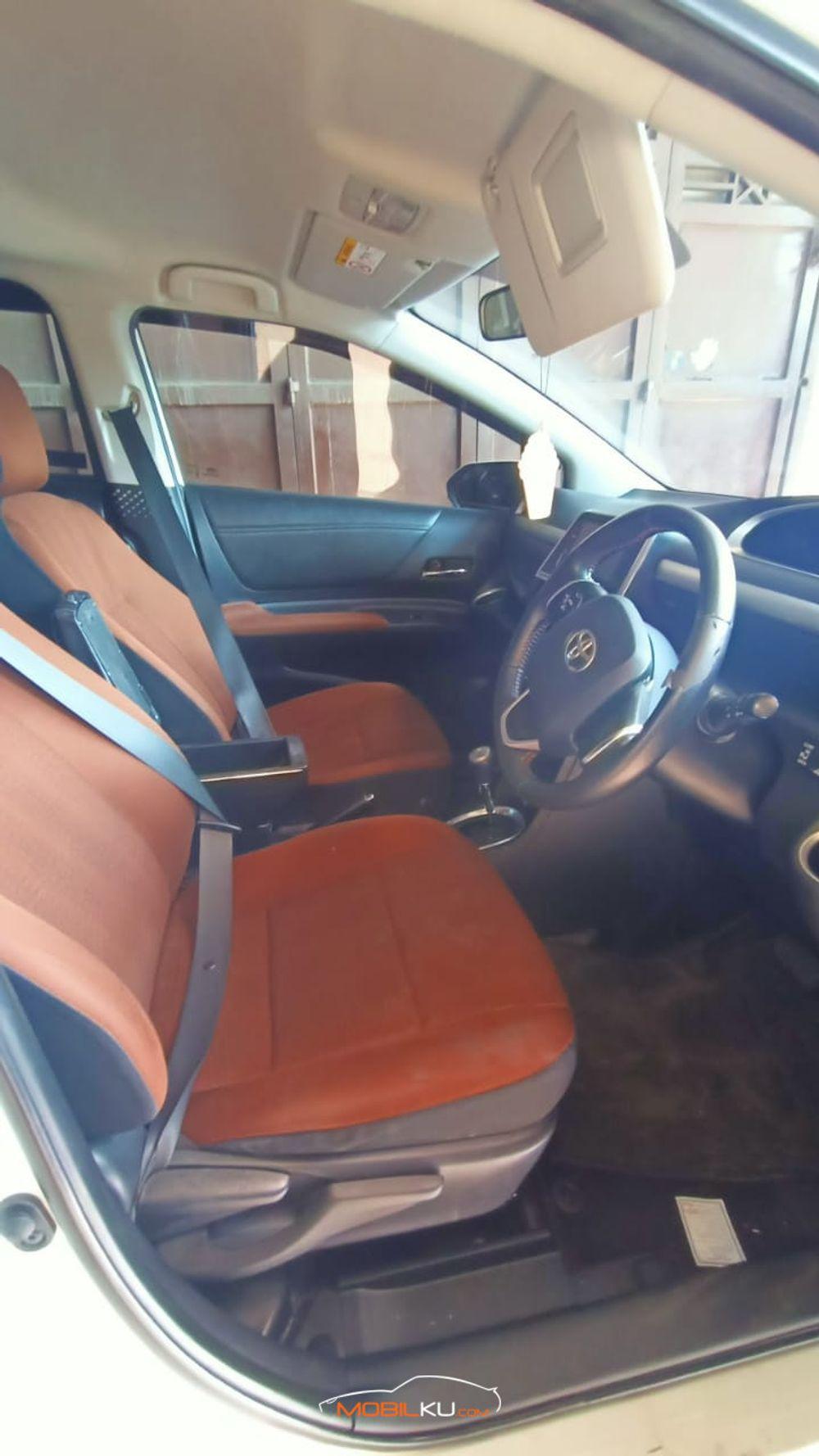 Mobil Toyota Sienta 2018