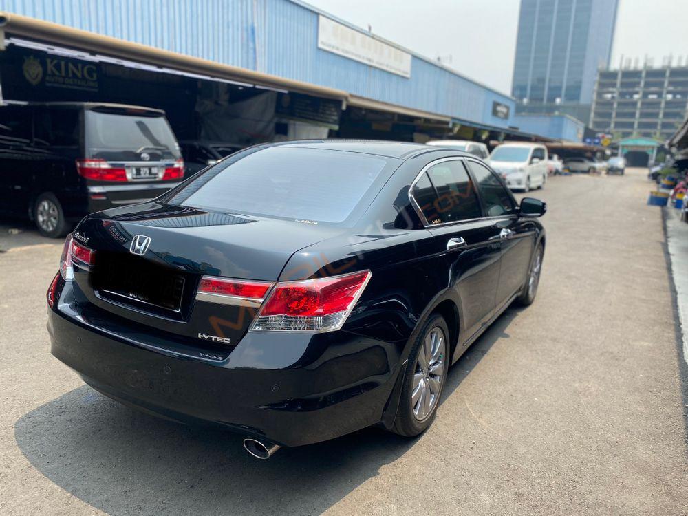 Mobil Honda Accord 2011