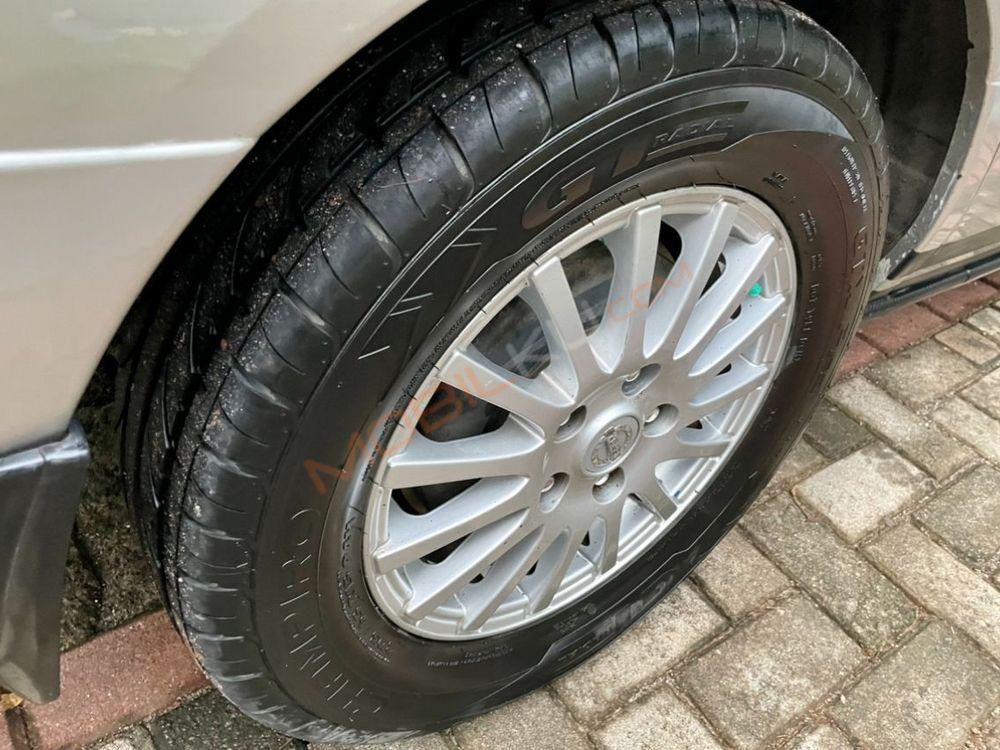 Mobil Nissan Serena 2012