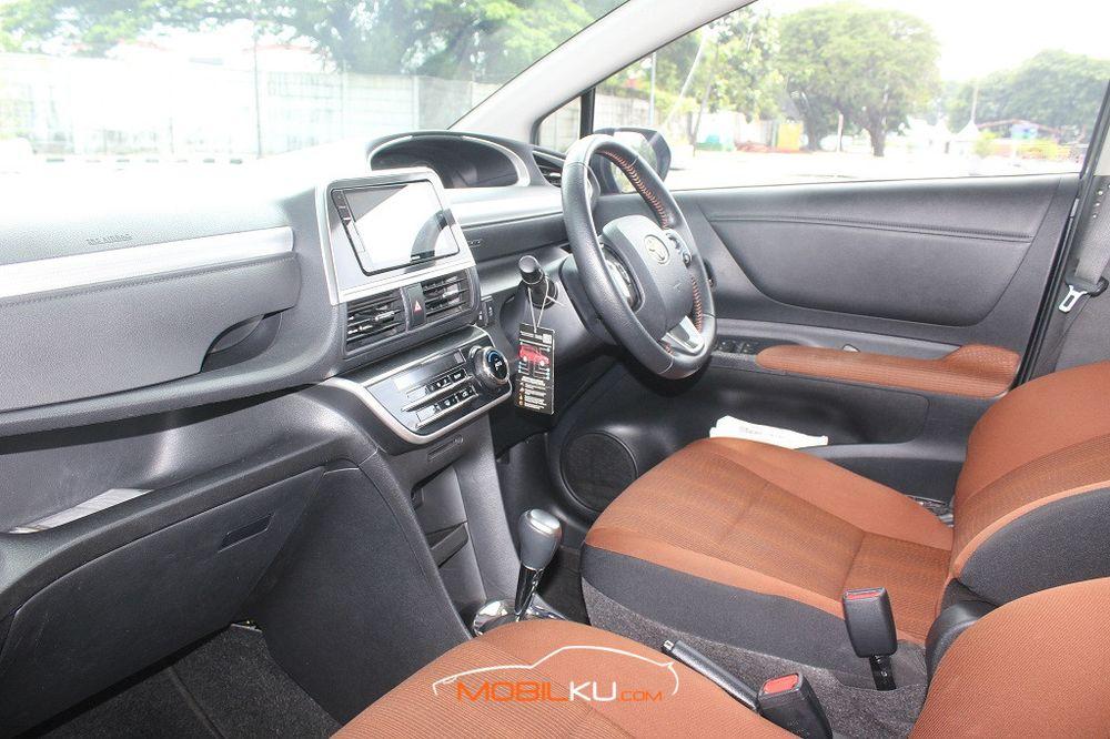 Mobil Toyota Sienta 2018