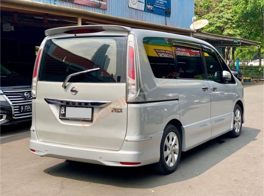 Mobil Nissan Serena 2013